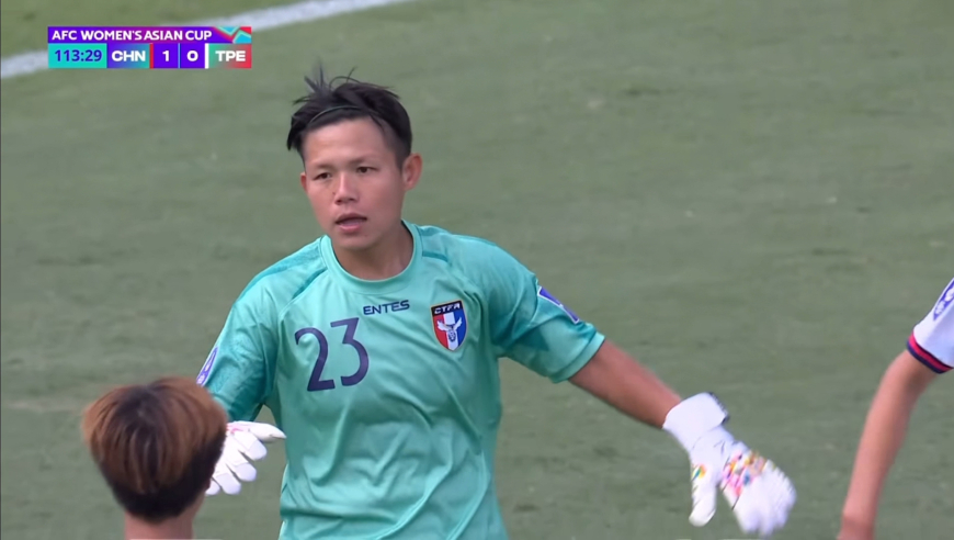 中国女足罚丢点球！邵子钦奋力逼抢造点，乌日古木拉主罚被扑出