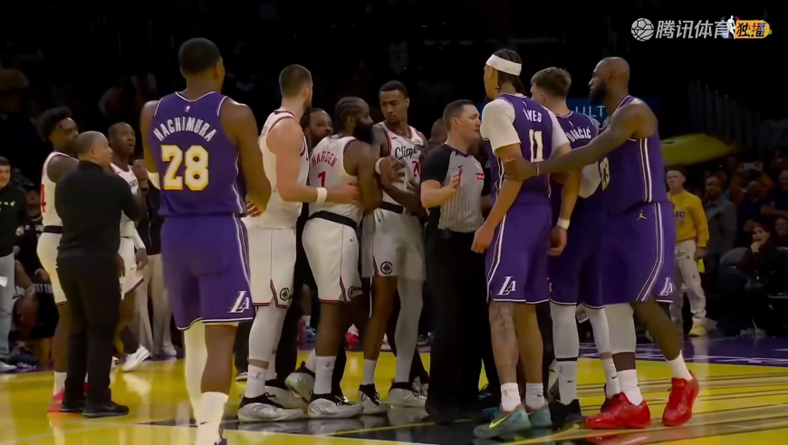 输破防了！邓恩推飞东契奇海斯为队友出头引发火爆冲突 邓恩被驱逐