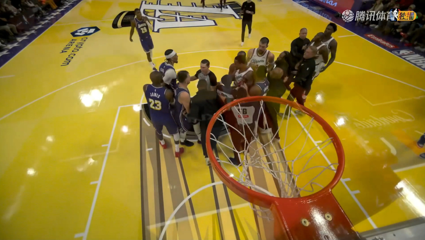 湖人快船冲突全程：邓恩与东契奇火爆冲突被驱逐 海斯为大哥出头
