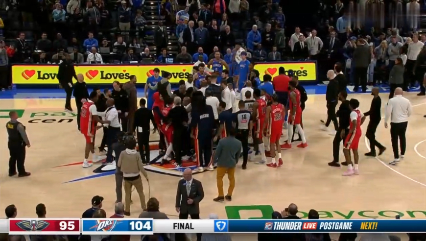 打起来了！慢镜还原雷霆鹈鹕大规模冲突，现场一片混乱