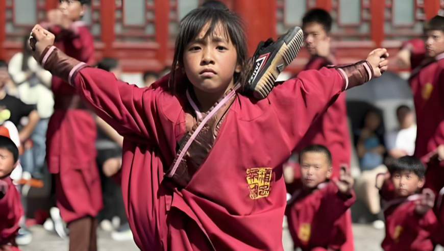 张思璇以一身真功夫创世界纪录，惊艳世界舞台，尽显少年昂扬体育精神