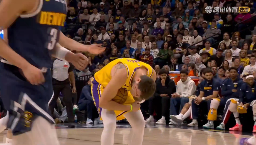 欧洲老乡干老乡！约基奇被抢断后直接扇了东契奇一巴掌但自己还要摊手