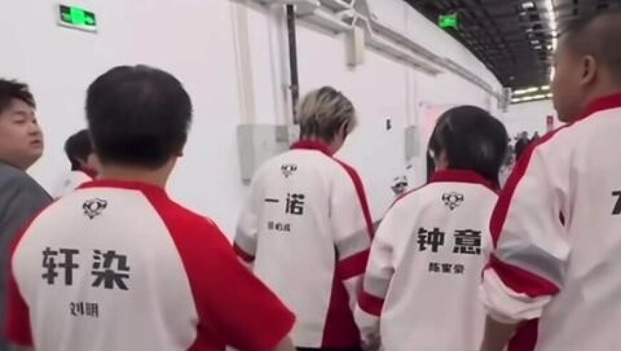 AG集体去巅峰之夜拿五杀，现在的AG奖杯拿到手抖！