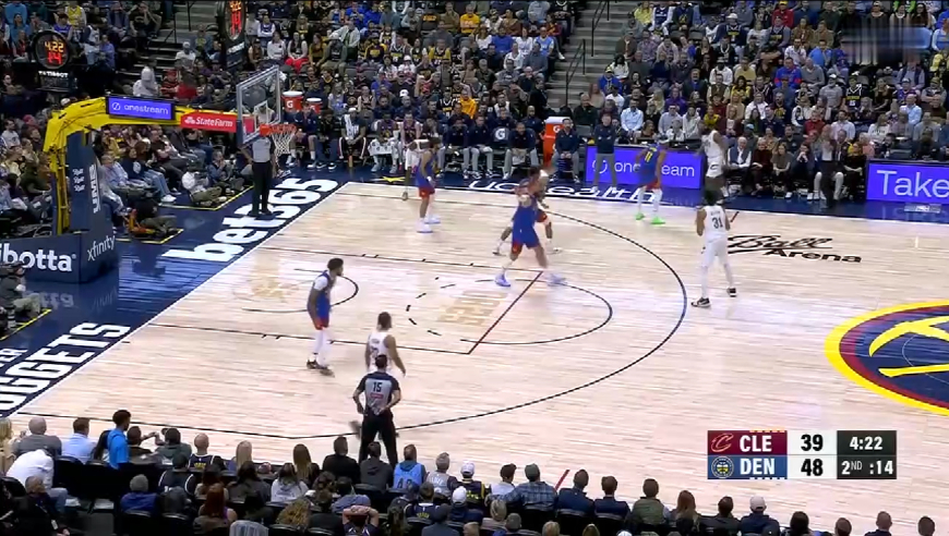 哈登这球太炸裂了！约基奇不敢相信，骑士替补席疯狂欢呼