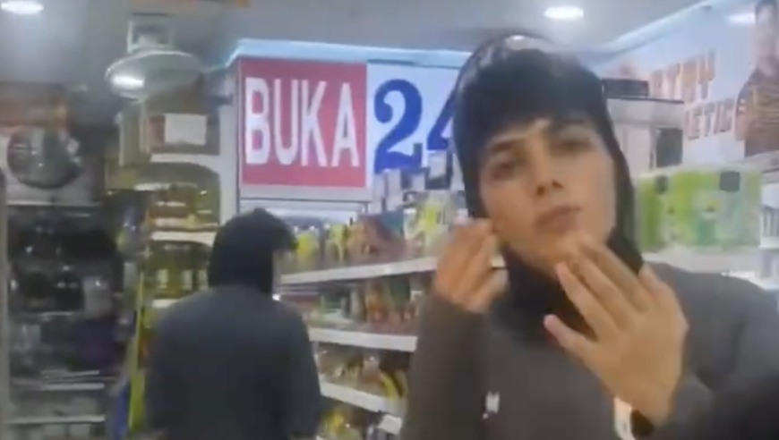 伊朗女足球员逛超市被拍！掏出手机辟谣：我们很自由 也想回到祖国