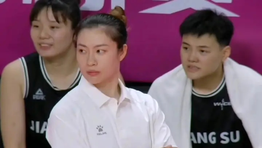 全胜晋级！江苏女篮25分大胜辽宁！陈晓佳场边执教飒气十足！