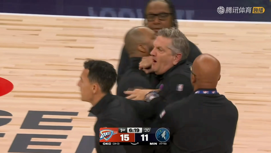狼队主帅被驱逐完整版：华子兰德尔篮下连续没哨 芬奇追着裁判怒喷