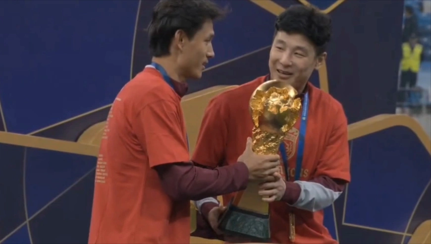 海港是冠军！武磊、王燊超共同捧起火神杯，武磊开心向镜头比4手势