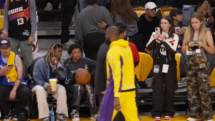 湖人比赛场边的丑陋小个子，身边却总是美女环绕｜体坛记忆