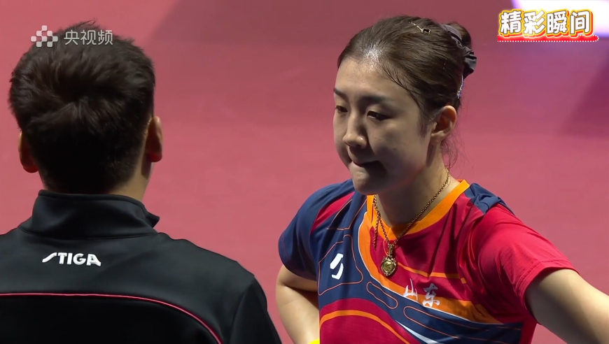太稳健了！陈梦连续追分打停孙铭阳 后者与教练谈陈梦无奈苦笑了