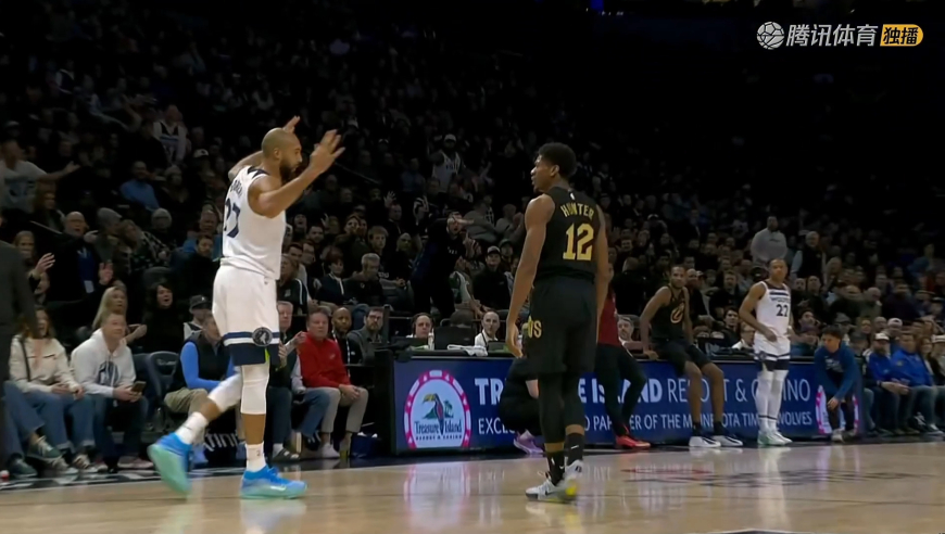 各打50大板！戈贝尔抱摔亨特后者怒推反击 两人各吃1犯规+1T