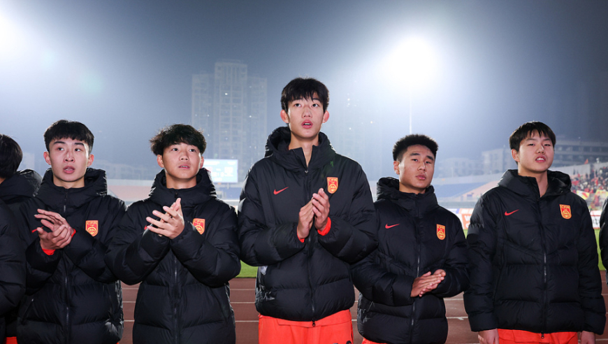 暂升榜首！南亚黑马2-1巴林，4战全胜轰20球，末轮与U17国足争出线