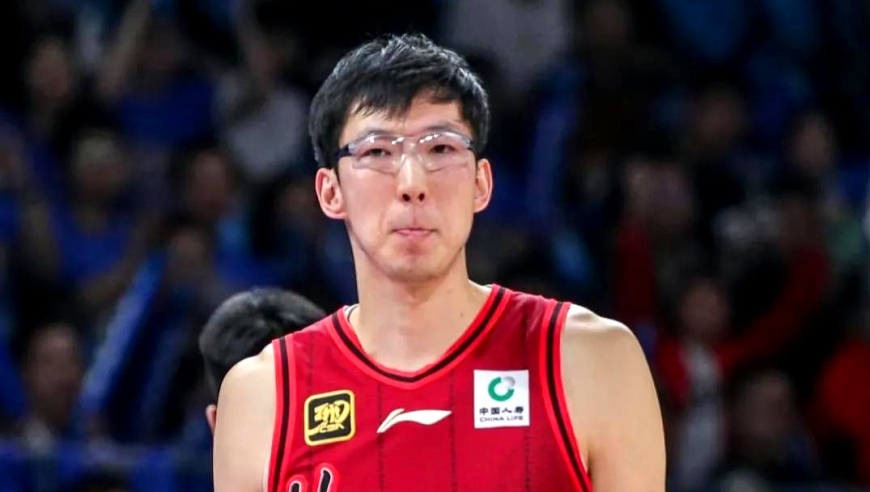 篮不住嘴 | 细节解析北京主帅不满就是针对周琦 两人如陌生同事