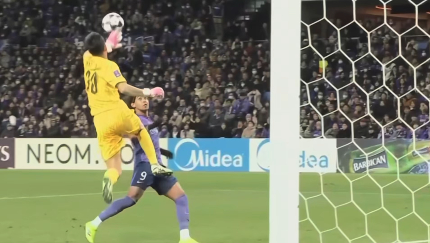 四两拨千斤！超慢镜看申花门将这次写意扑救，陈晋一送礼险丢球