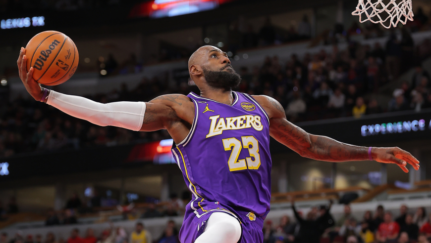 老当益壮！詹姆斯vs公牛集锦：拿下24分 两度上演霸王劈扣