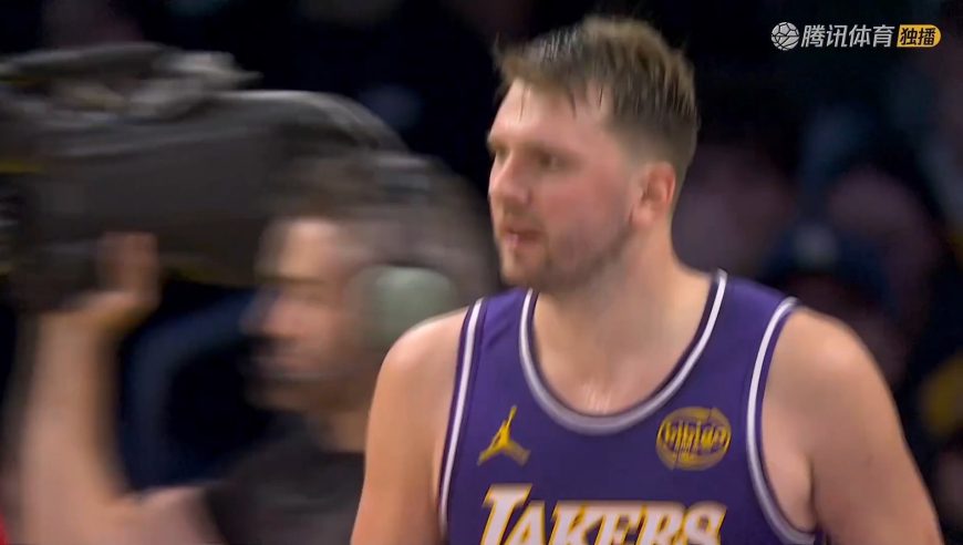 投进自己都笑了！东契奇外线接球连续虚晃点飞克莱三分直接命中