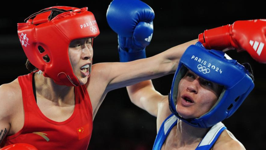 两位女主播直播打拳击，没想到双方动真格，被打到鼻血直流