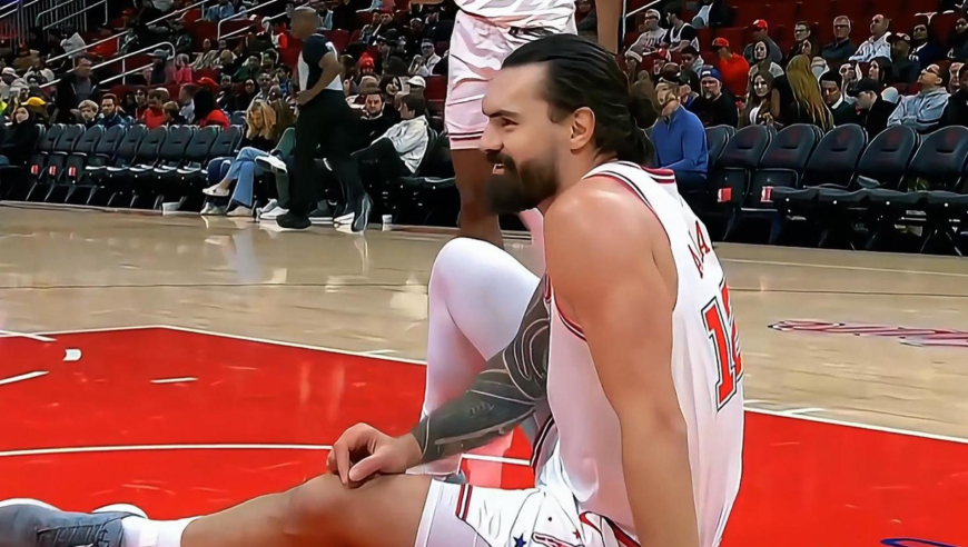 对轰！火箭鹈鹕第三节火力全开三分钟对轰17分 亚当斯还坐地卖萌