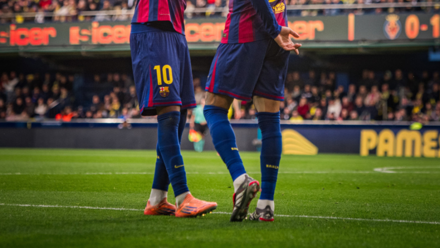 亚马尔完美回击！遭爆铲后穿裆破门，吹口哨庆祝，3战潜水艇造3球