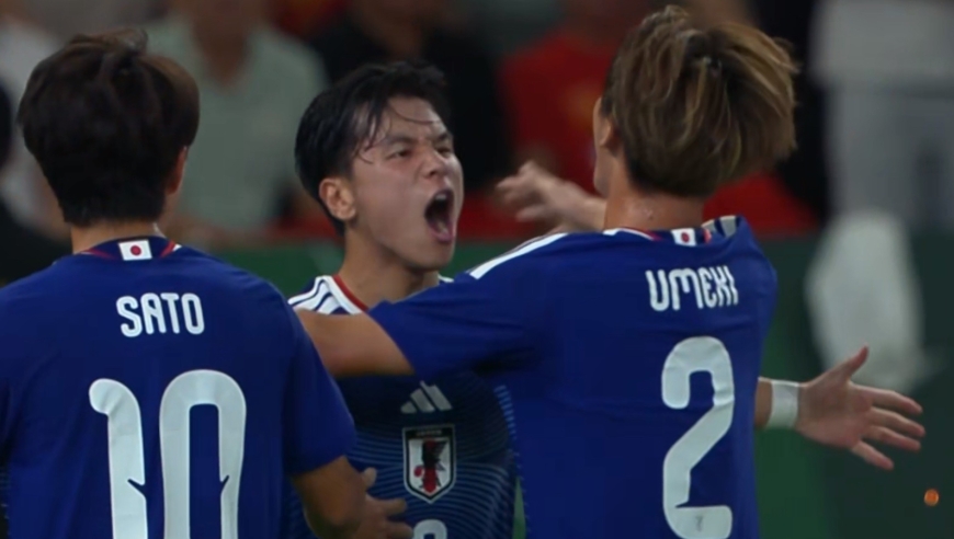 再丢一球！王钰栋失误被断，日本队远射破门