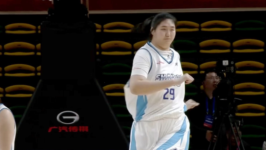 生涯首次首发！张子宇19+10生涯新高 篮下被撞倒险些受伤