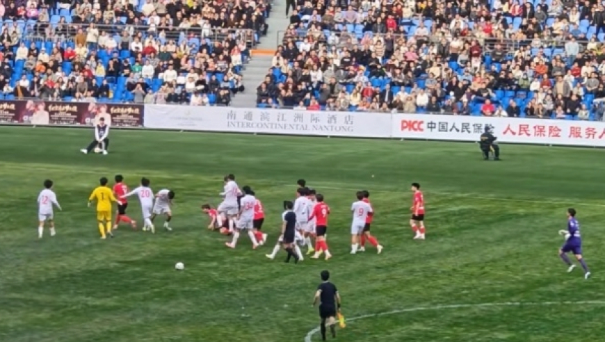 苏超热身赛变全武行！近3万观众前，海港与南通队斗殴+多人拳脚相向