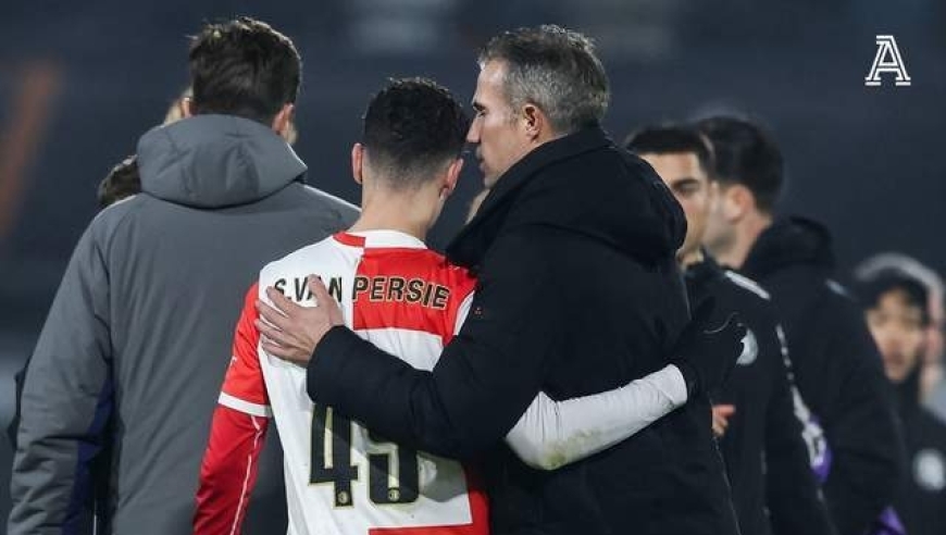 3万人见证！42岁范佩西执教 19岁儿子首秀：1米86踢中锋