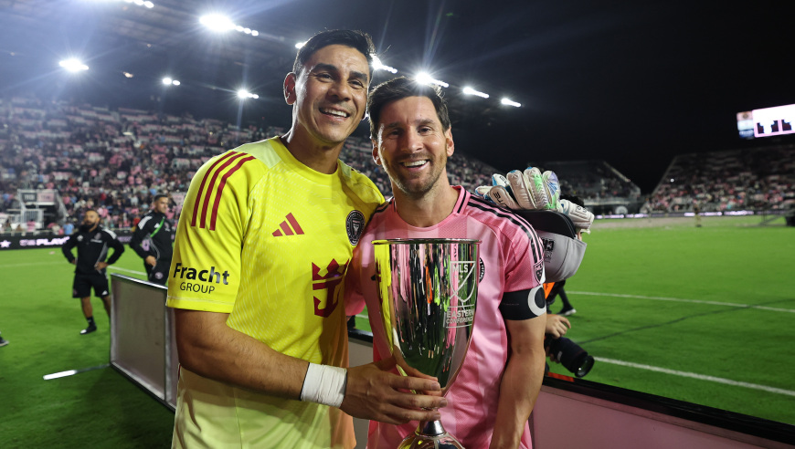 梅西47冠再破两大纪录，和女友场边秀恩爱，安东内拉近照大变样