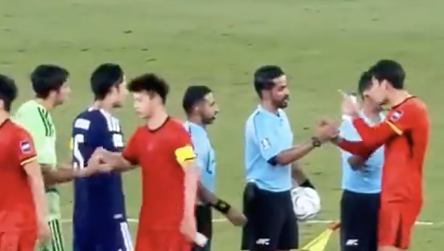 替补出场2分钟染黄！拜合拉木赛后手指着裁判说话 39度高烧仍拼命