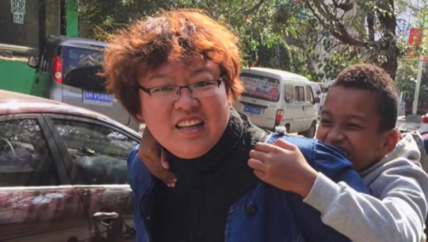 他被非洲生父抛弃，被中国养父培养进国青队，曾扬言要超越八村塁