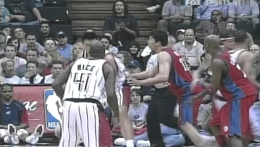 姚明和王治郅的NBA对决！03年新秀大姚面对大郅砍下10分5盖帽！