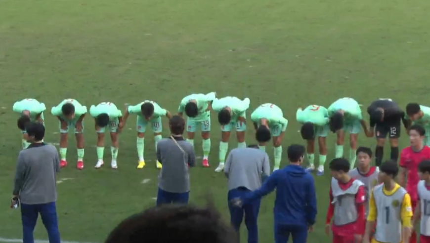 国足U15战平韩国赛后：与对手友好击掌，全员列队向裁判员及对方教练组鞠躬