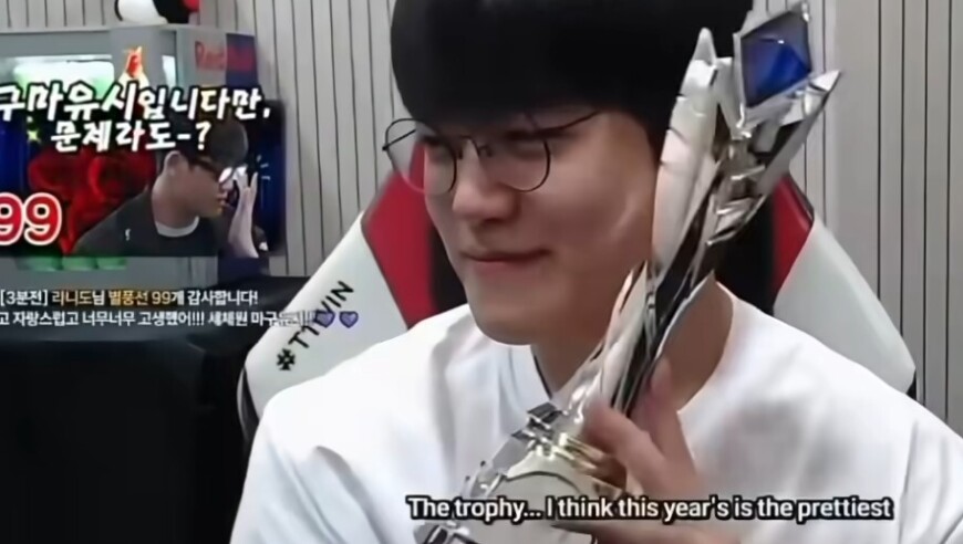 Gumayusi：今年FMVP奖杯是最漂亮的，还是我偶像Uzi给我颁的奖