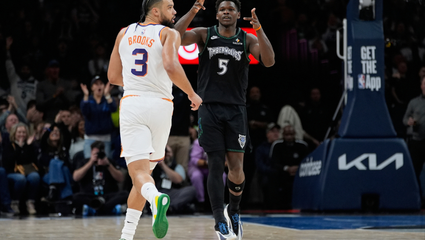 Top时刻｜9日五佳球：爱德华兹丝滑撤步跳投 墨菲神级单臂暴扣