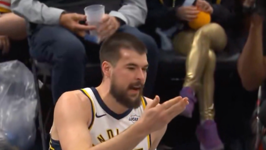 见识了！见识了！一肘打出包！NBA中锋好可怕，心疼阿祖