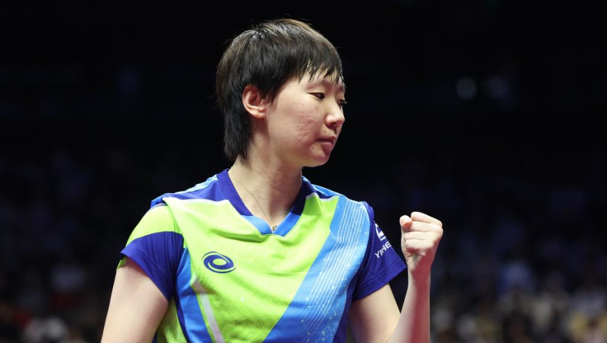 太冷静！王曼昱关键分发力逆转首局率先1-0 蒯曼无奈连连点头