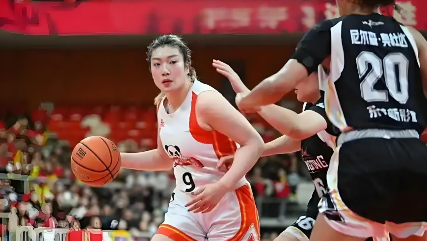 体坛记忆｜女篮争议判罚点燃战火！王思雨被驱逐，李梦率队扭转乾坤