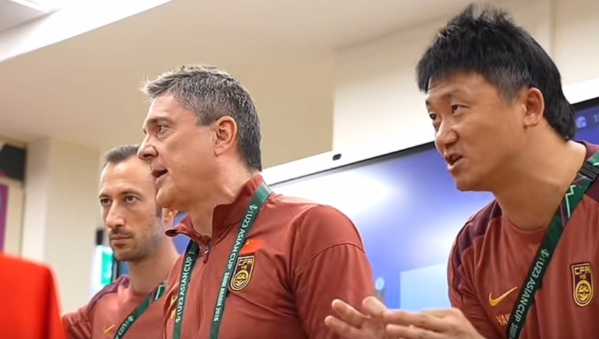 U23国足踢越南更衣室画面：主教练激情喊话，于大宝中场支招