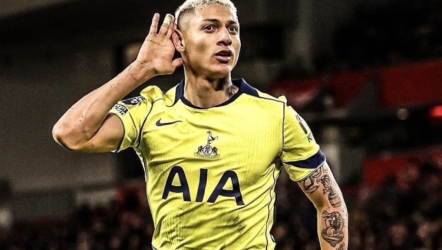 足坛一夜动态：利物浦1-1热刺！曼联3-1维拉 巴萨5-2飞翼戴帽