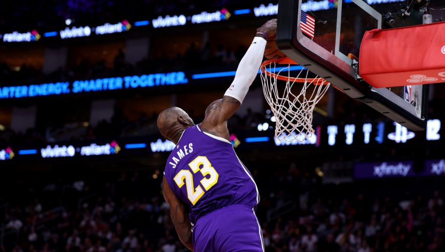 14中13！41岁詹姆斯轰30+5完胜杜兰特 多次暴扣豪取7连胜