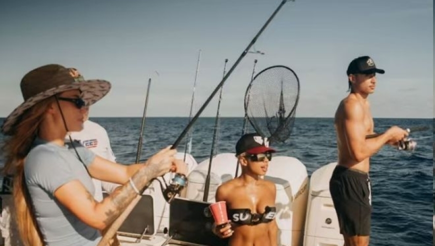 本西蒙斯无球可打 却与尼克杨前女友以及美艳健身网红出海钓鱼