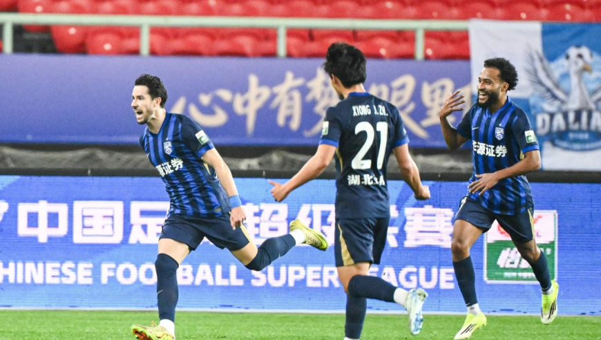 打爆英博防线！回看武汉狂轰4粒神仙球：世界波+超级一条龙