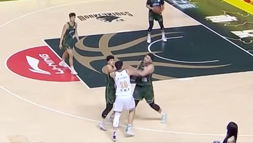 三人被驱逐！四川南京火爆冲突 左朕年垃圾时间不讲武德引南京不满