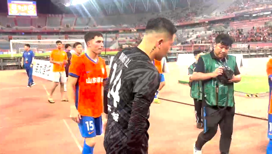 泰山队3-0大胜梅州，韩鹏和球队一起谢场，王大雷久违的 “we are one”