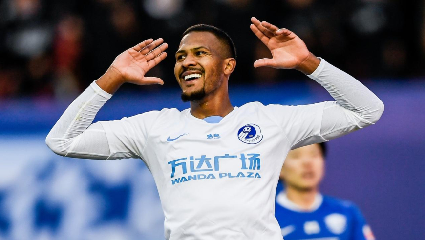 吹一辈子！慢镜看过两人中场吊射死角绝杀全过程，中超旧将建功