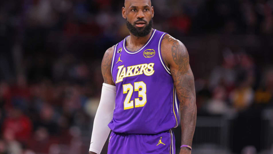 杜兰特给申京传球失误詹姆斯抢断一条龙霸王劈扣 东契奇和球迷对喷