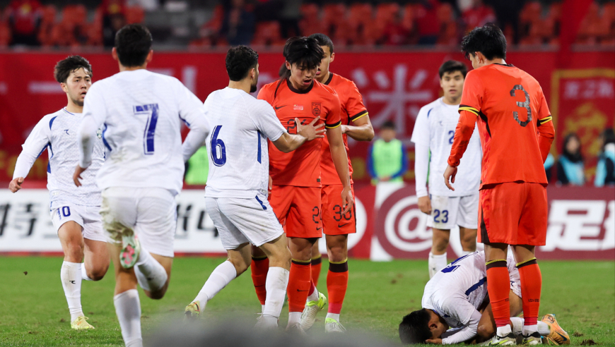 离谱！U22国足汪士钦替补10分钟染红：拉拽+报复性推人骂咧咧离场