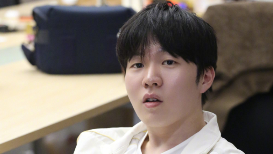 Rookie拿到绿卡才1年，就跟小钰分手，被指检查目的性太强