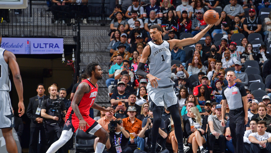 我以为减速带呢！文班转身双手炸裂隔扣杜兰特 阿杜立刻干拔回应