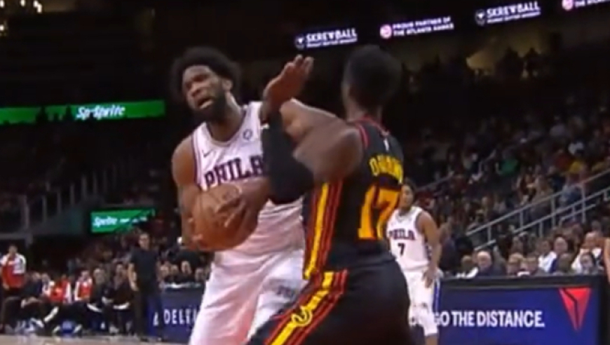 火爆冲突！恩比德肘翻奥孔古引发两队冲突 裁判回看后追加一级恶意犯规